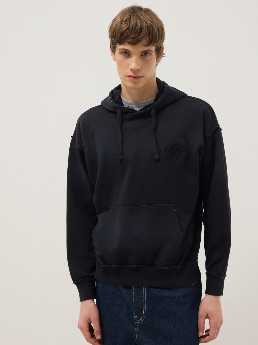 Felpa in misto cotone nero oversize fit con cappuccio_0