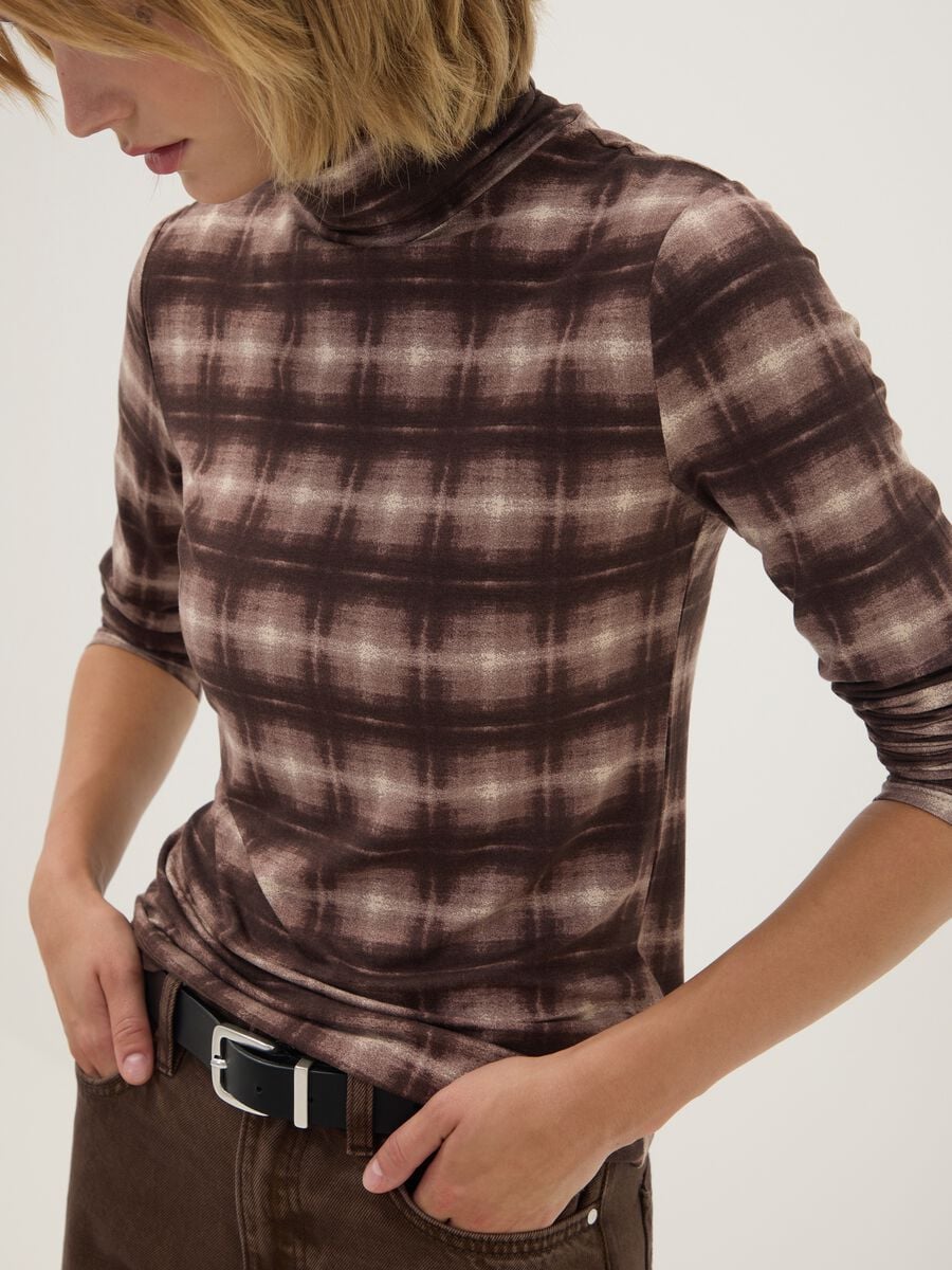 T-shirt marrone in viscosa elasticizzato con girocollo a quadri_2