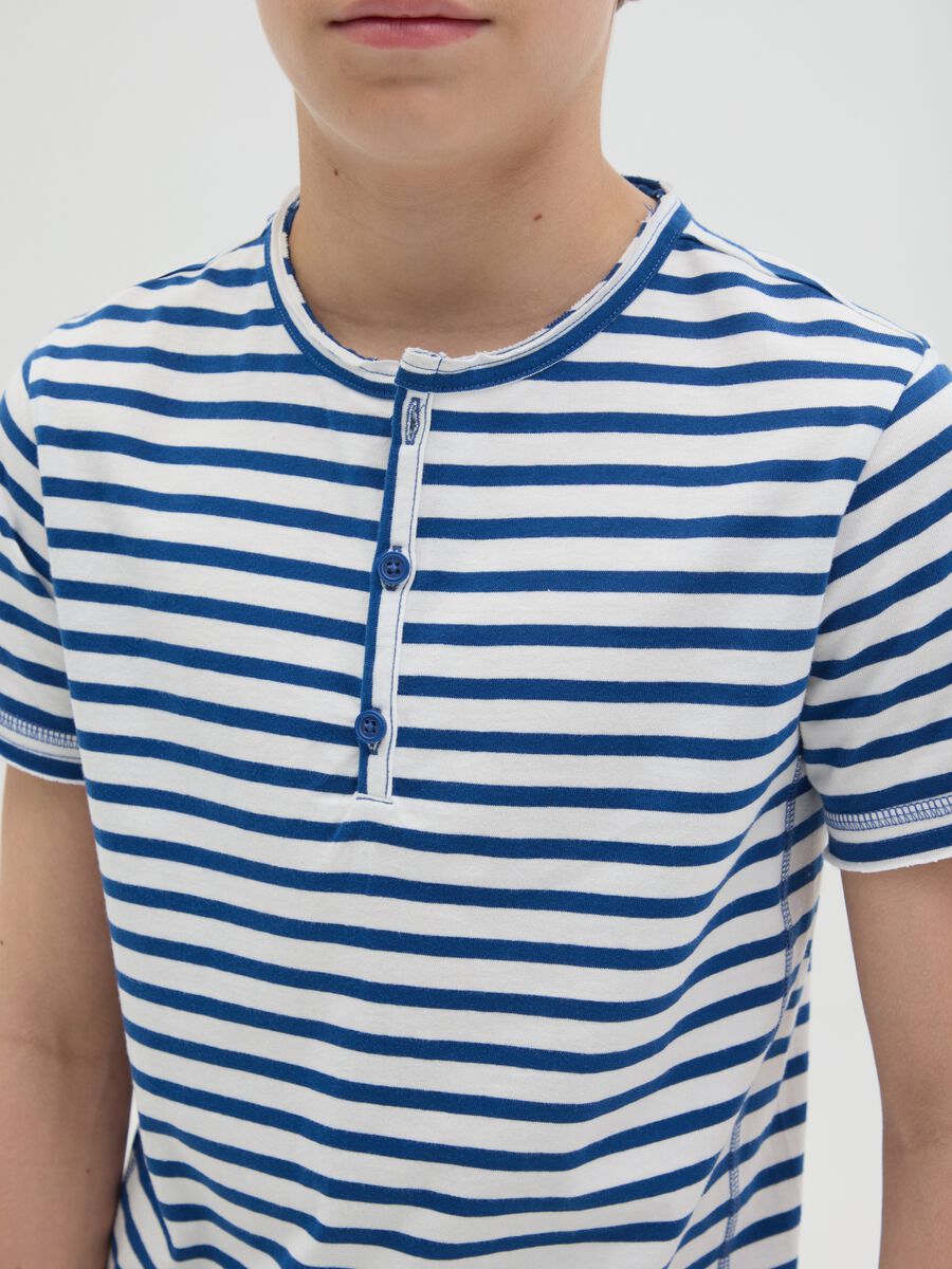 Polo da ragazzo in puro cotone a righe bianche e blu con colletto classico e vestibilità regular fit_1