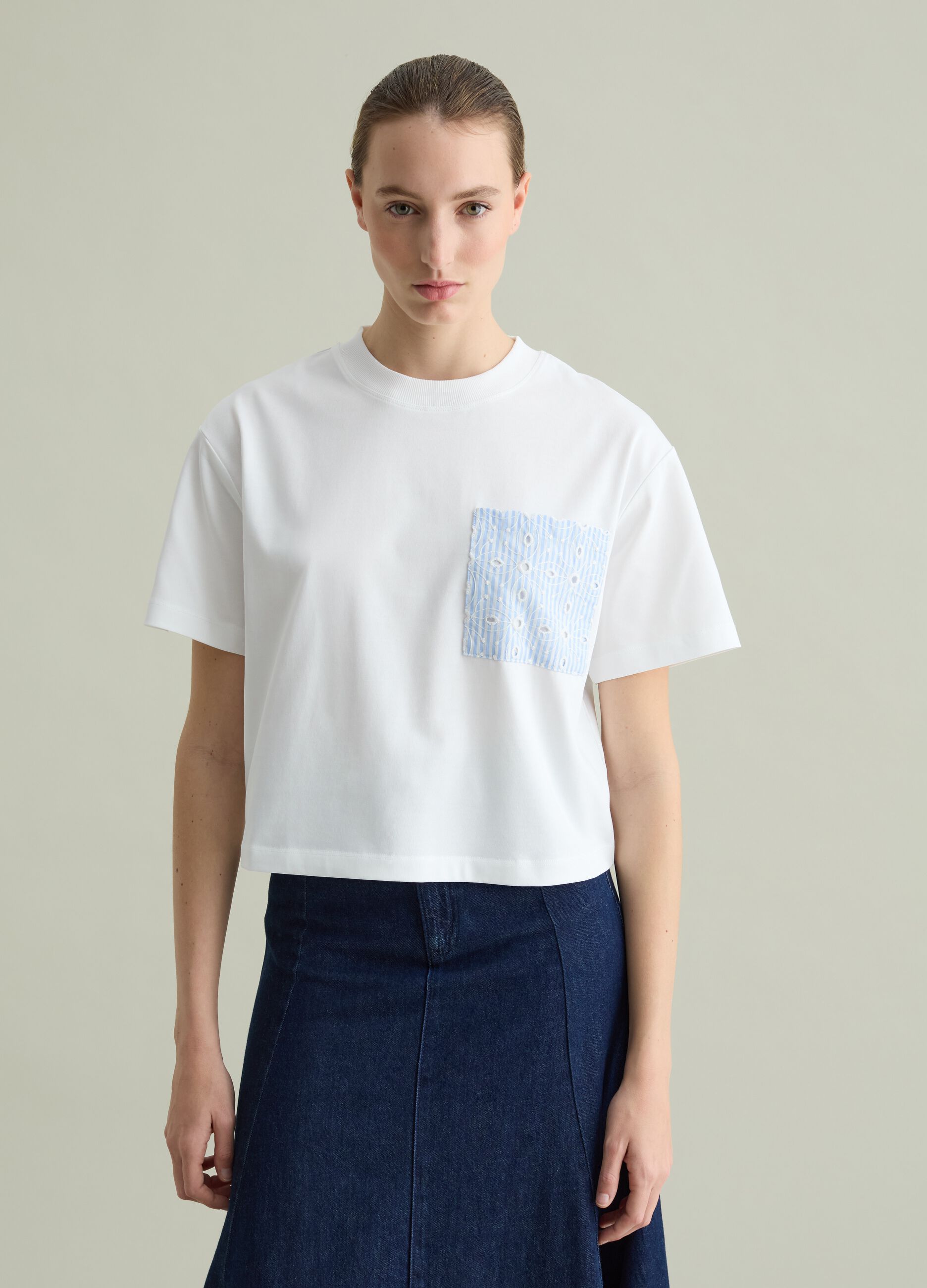 T-shirt con tasca in sangallo