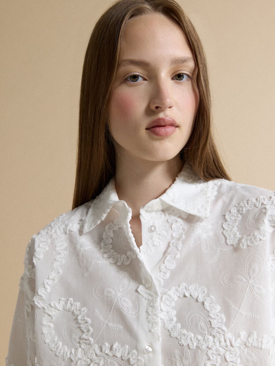 White pure cotton shirt with floral embroidery, regular fit_0