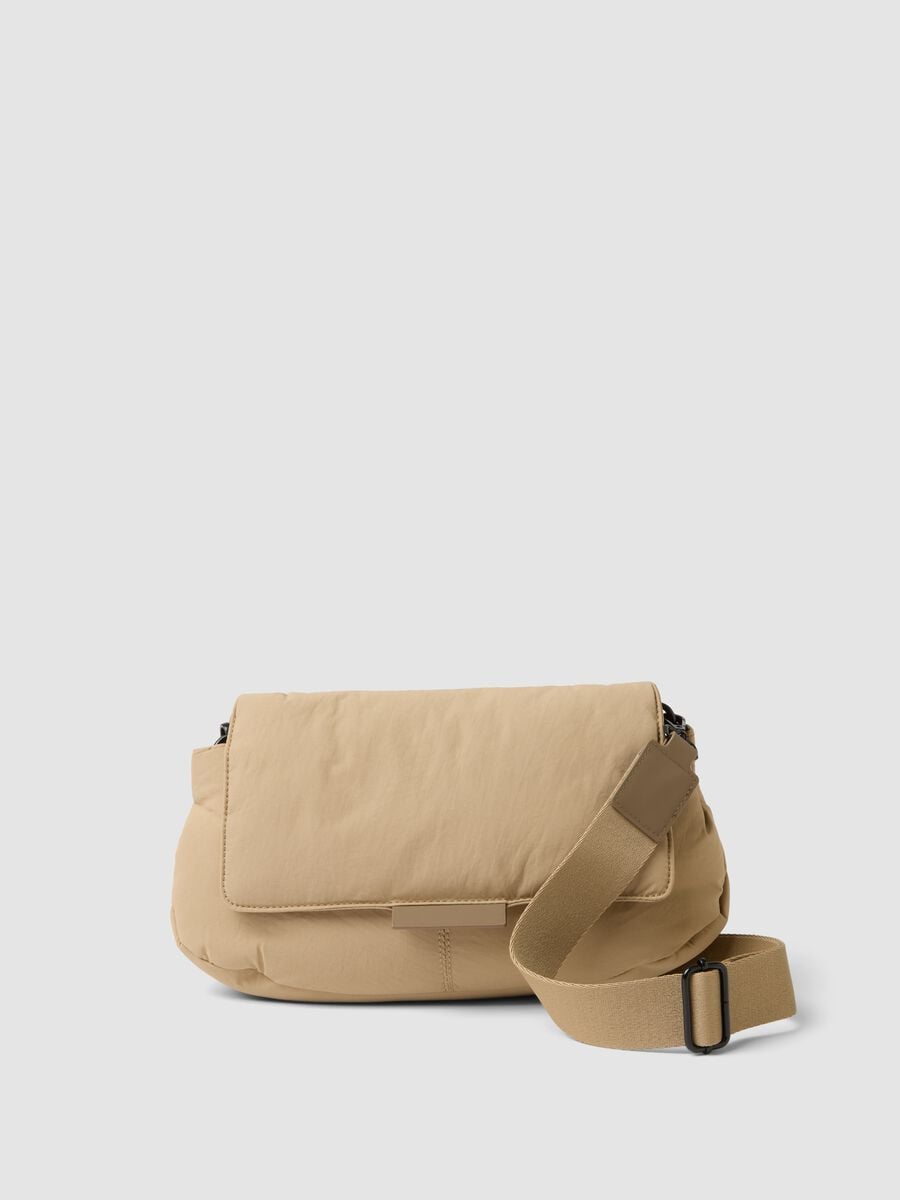 Borsa beige a tracolla con patta e spalla regolabile_0