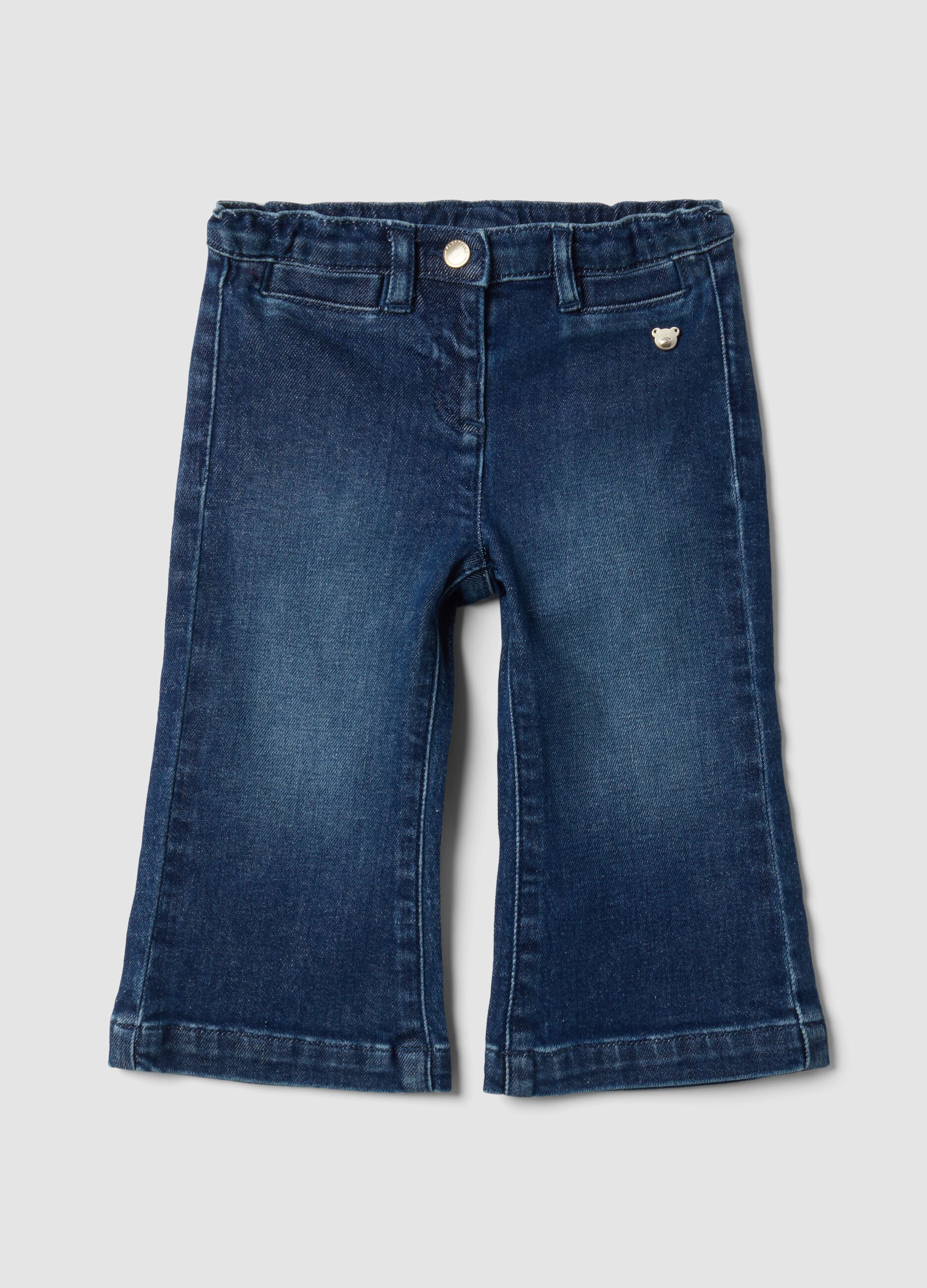 Jeans flare blu in cotone elasticizzato con bottone orsetto per bimba
