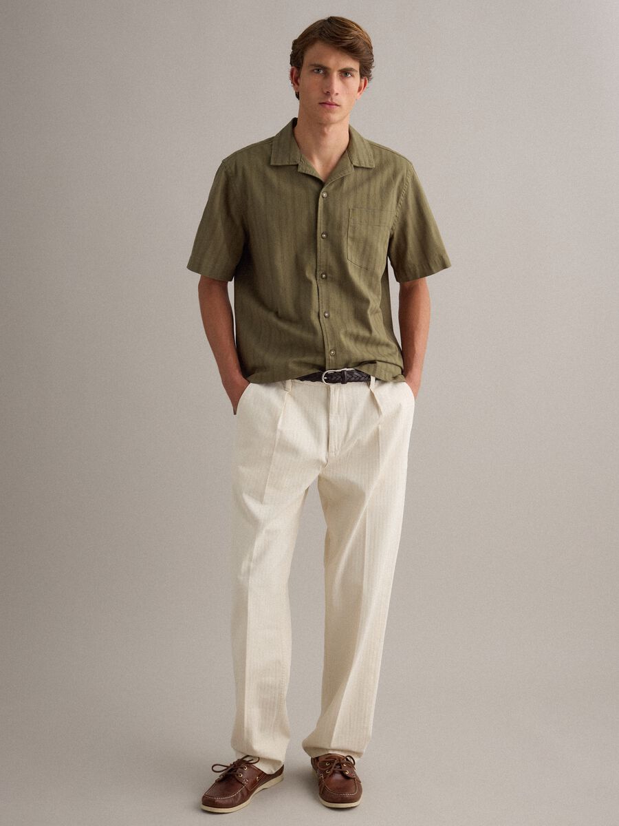 Camicia verde in cotone organico con collo bowling_2