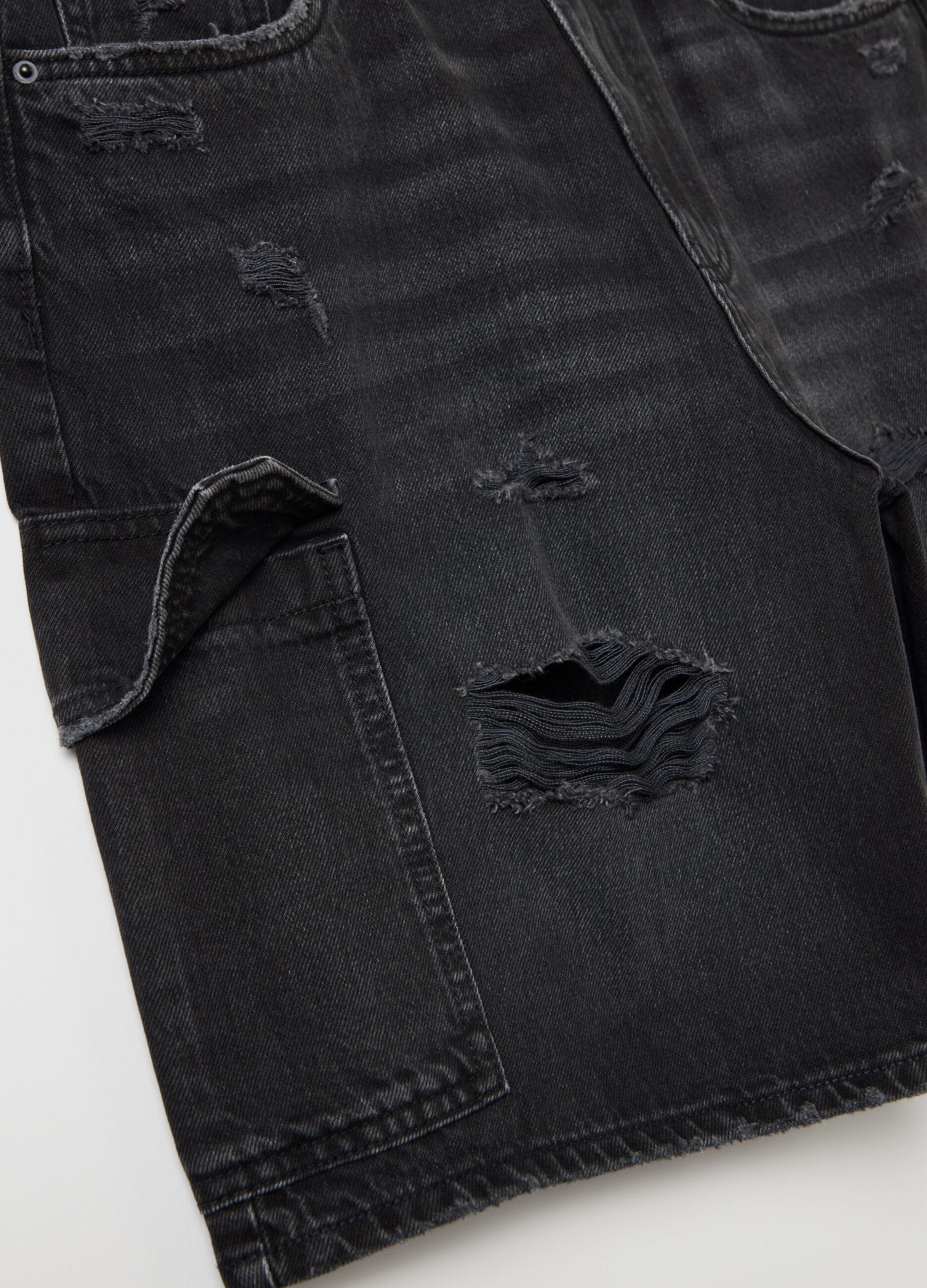 Cargo Bermuda shorts in black denim