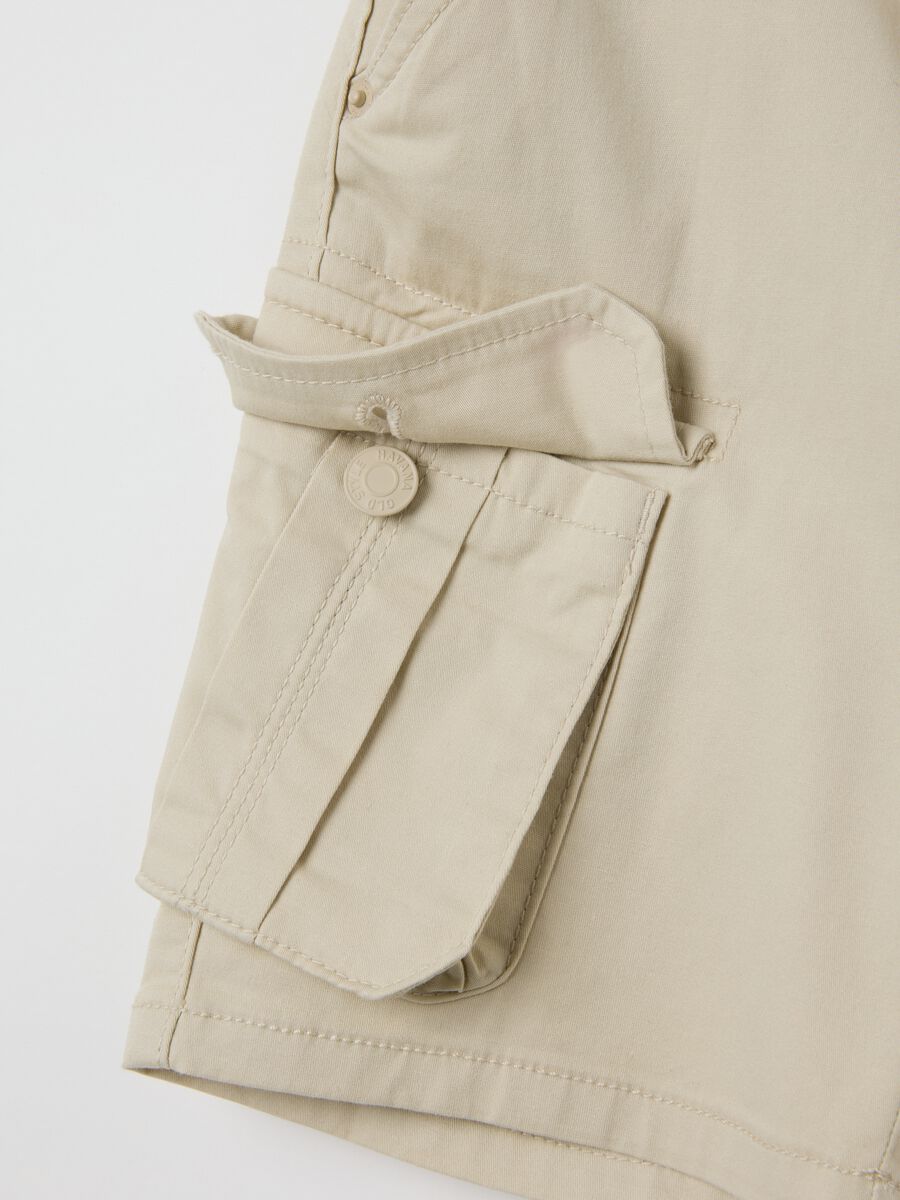 Short da bambino in cotone elasticizzato beige regular fit con tasche laterali_2