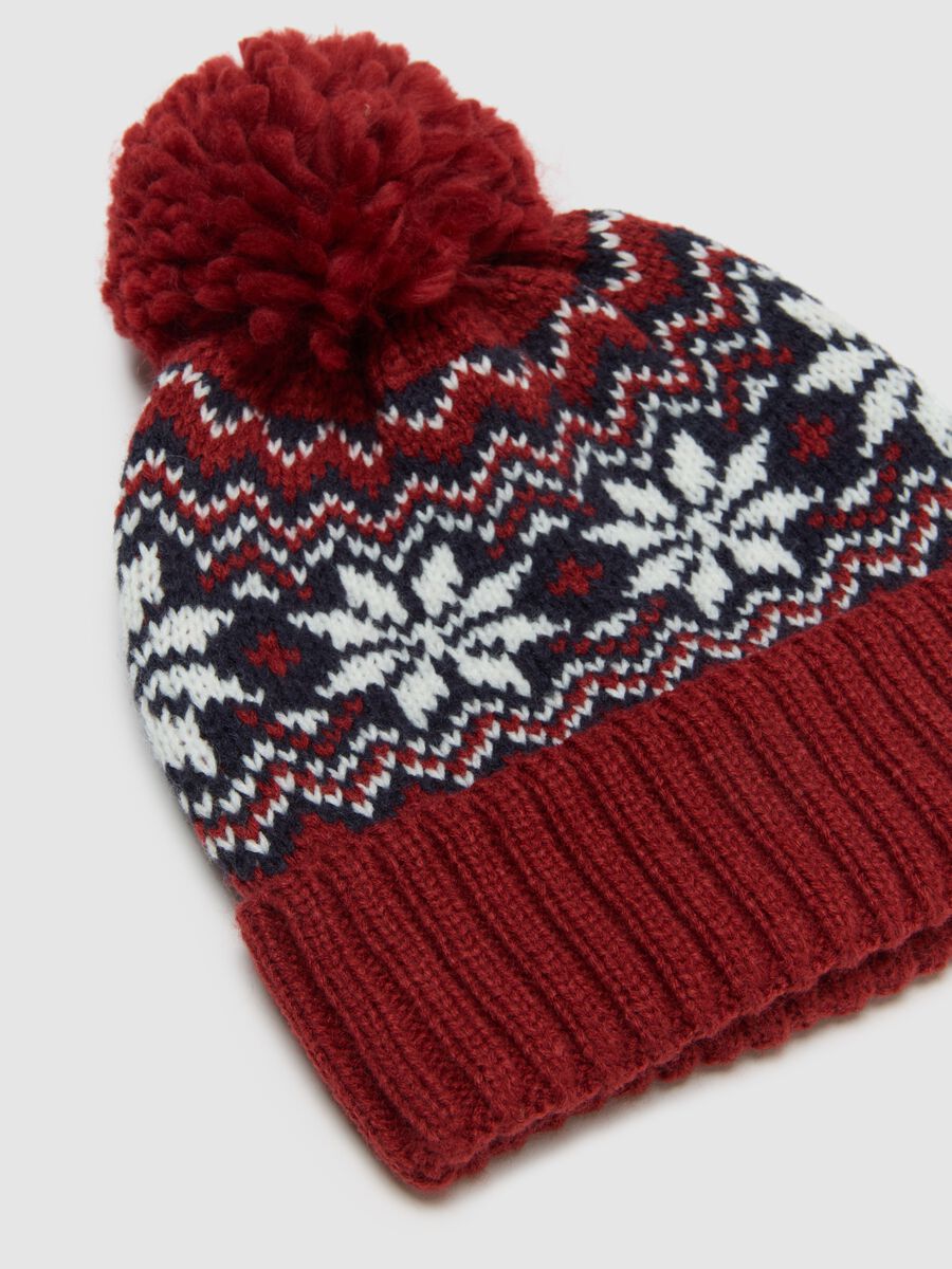 Children's hat with pompom and embroidered details_1