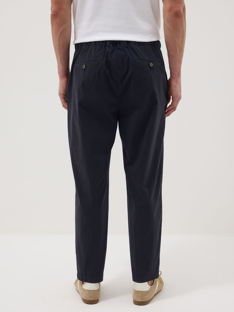 Pantaloni chino blu in cotone elasticizzato carrot fit_2