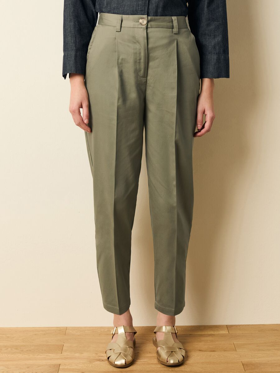 Cropped chino trousers with darts_1