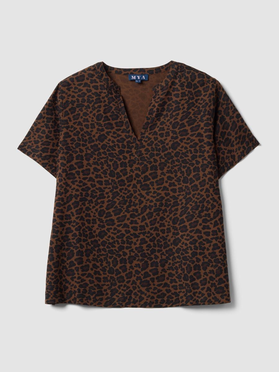 Blusa marrone in pura viscosa con collo coreano e fantasia animalier regular fit_0