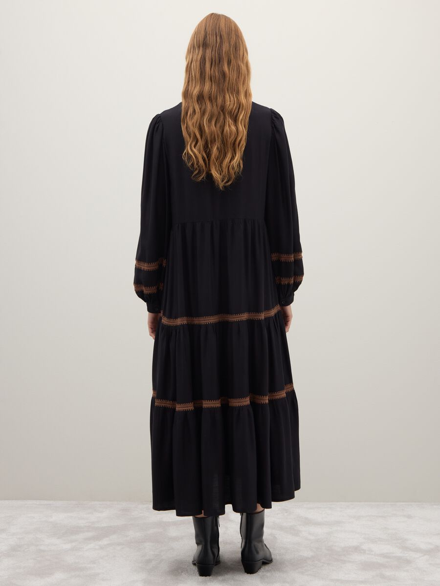 Abito lungo nero regular fit con dettagli ricamati_3