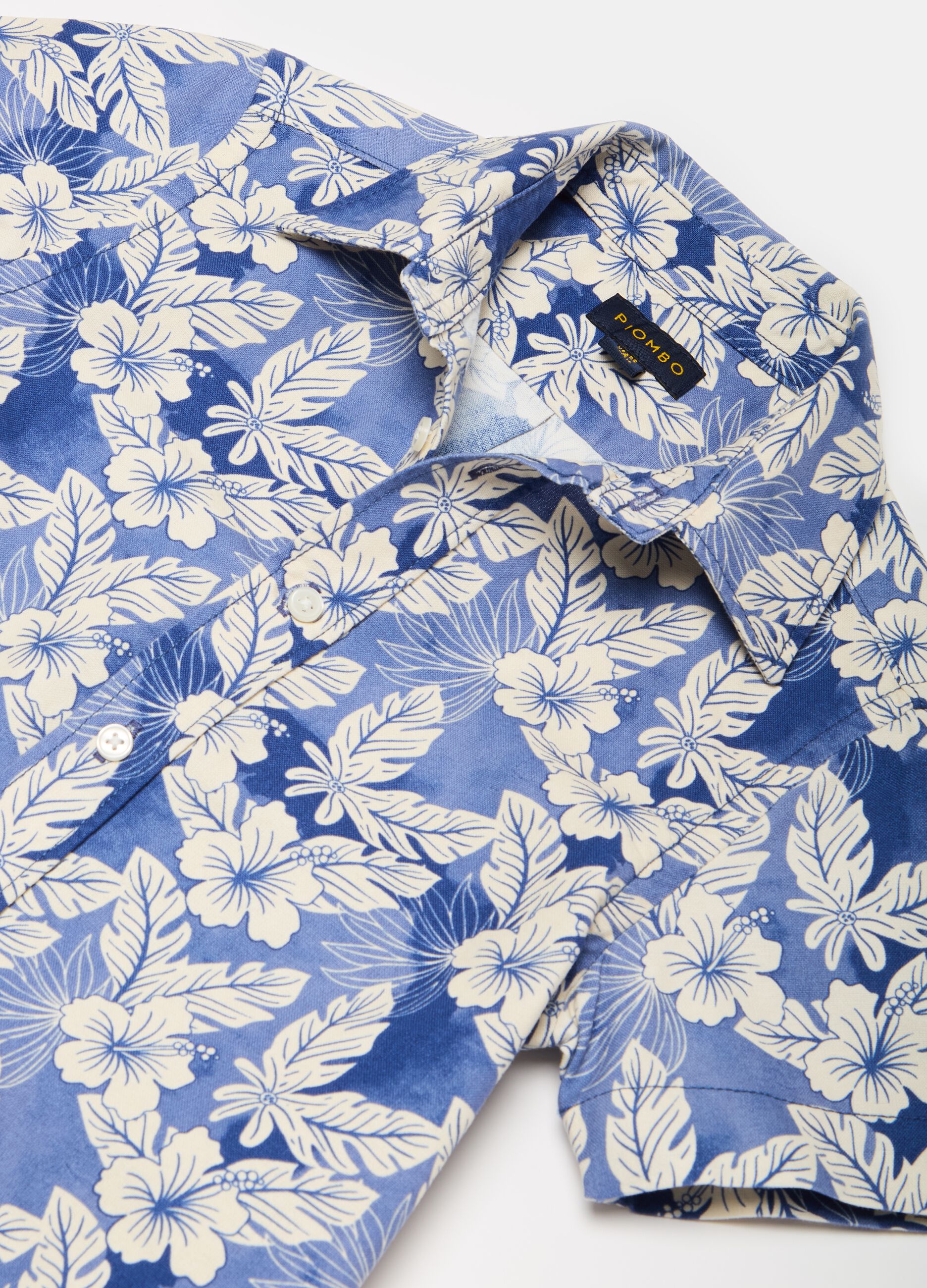Short-sleeved shirt with Hawaiian print