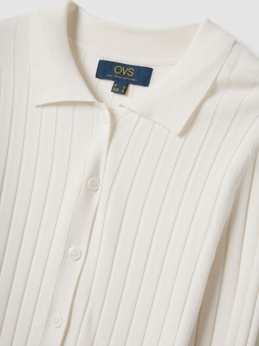 Cardigan bianco a coste slim fit con collo polo_5