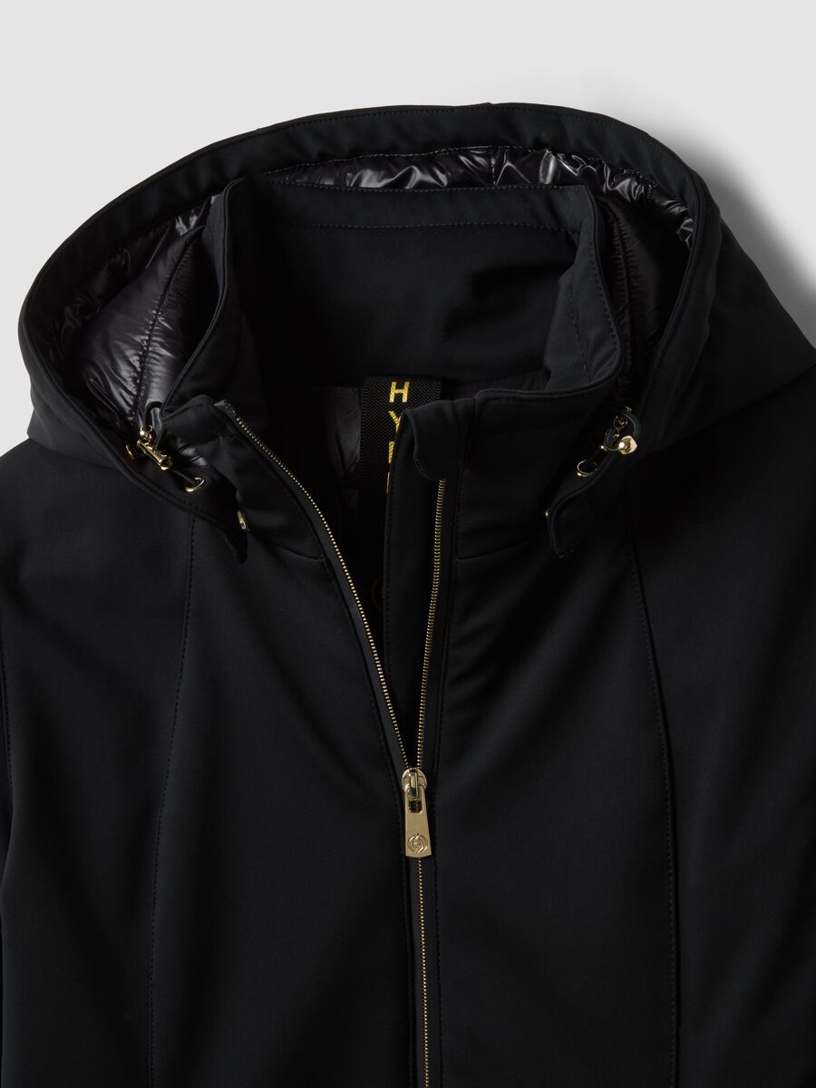 Parka nera in tessuto elasticizzato con cappuccio regular fit_5