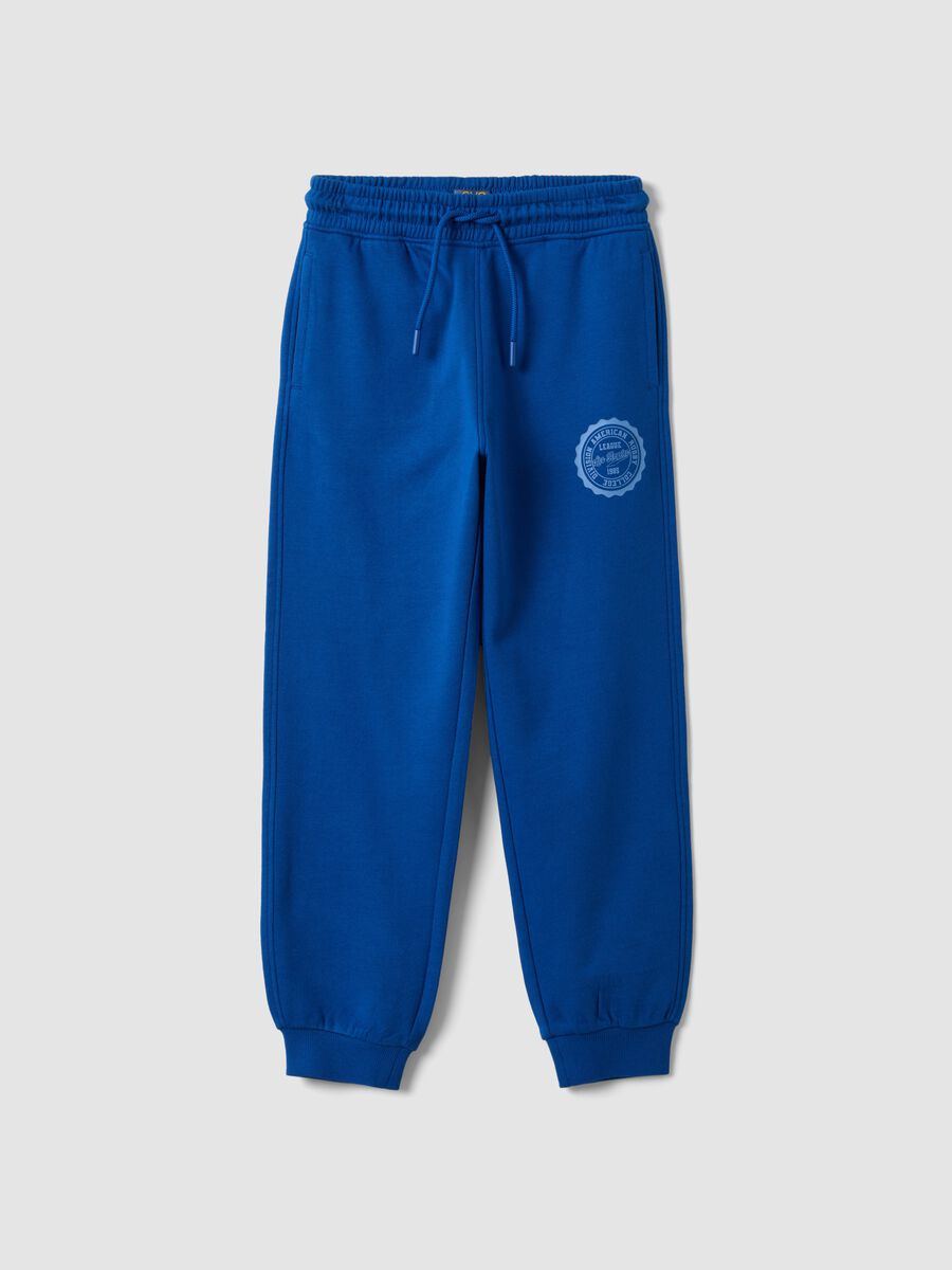 Jogger blu in misto cotone e viscosa con stampa a contrasto per bambino_0