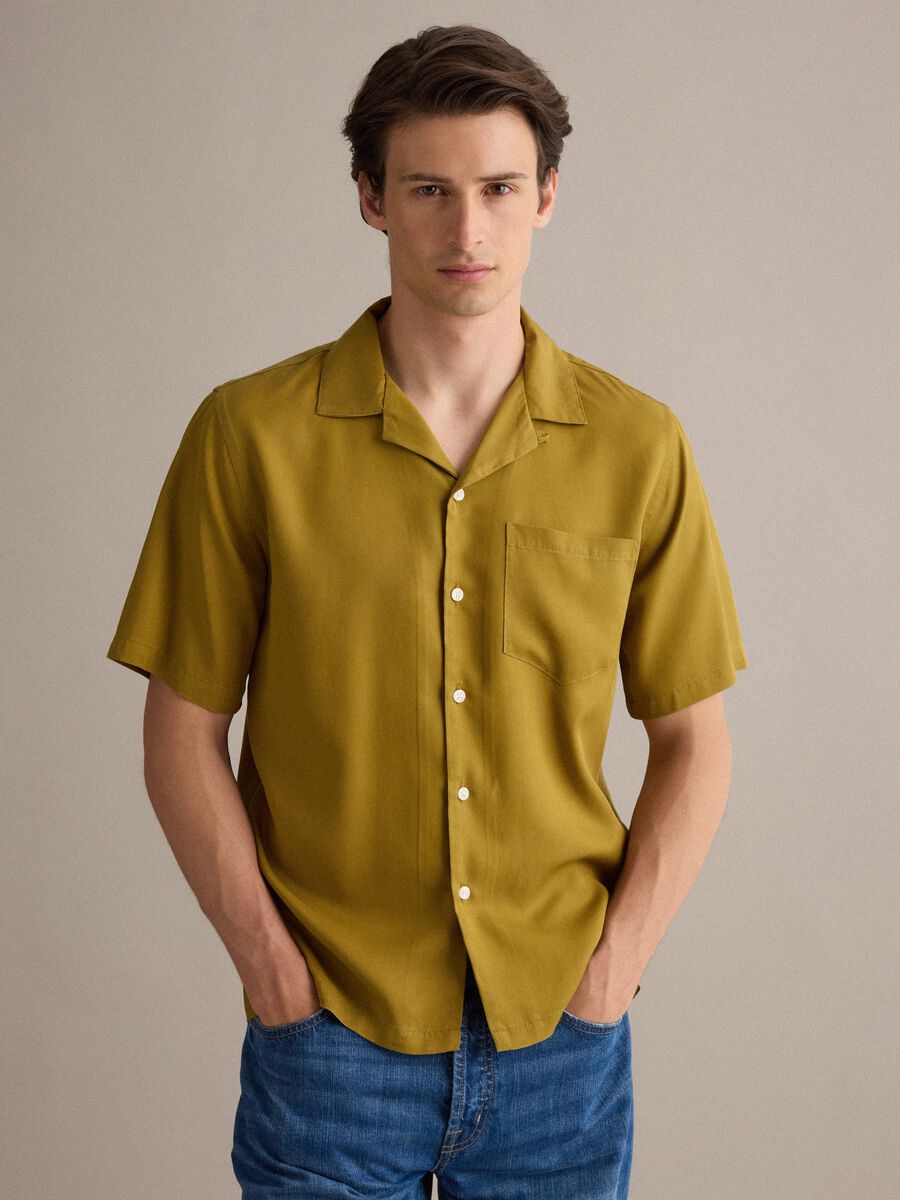 Camicia gialla in puro lyocell regular fit con collo bowling_0