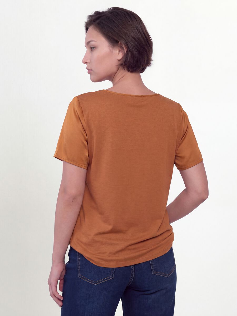 Blusa satinata marrone in tessuto elasticizzato con scollo a V regular fit_3