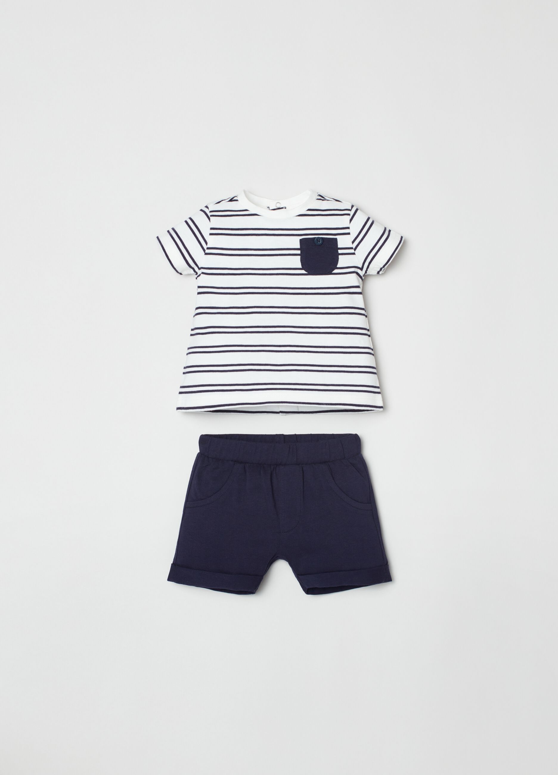Set t-shirt con stampa a righe e shorts_0