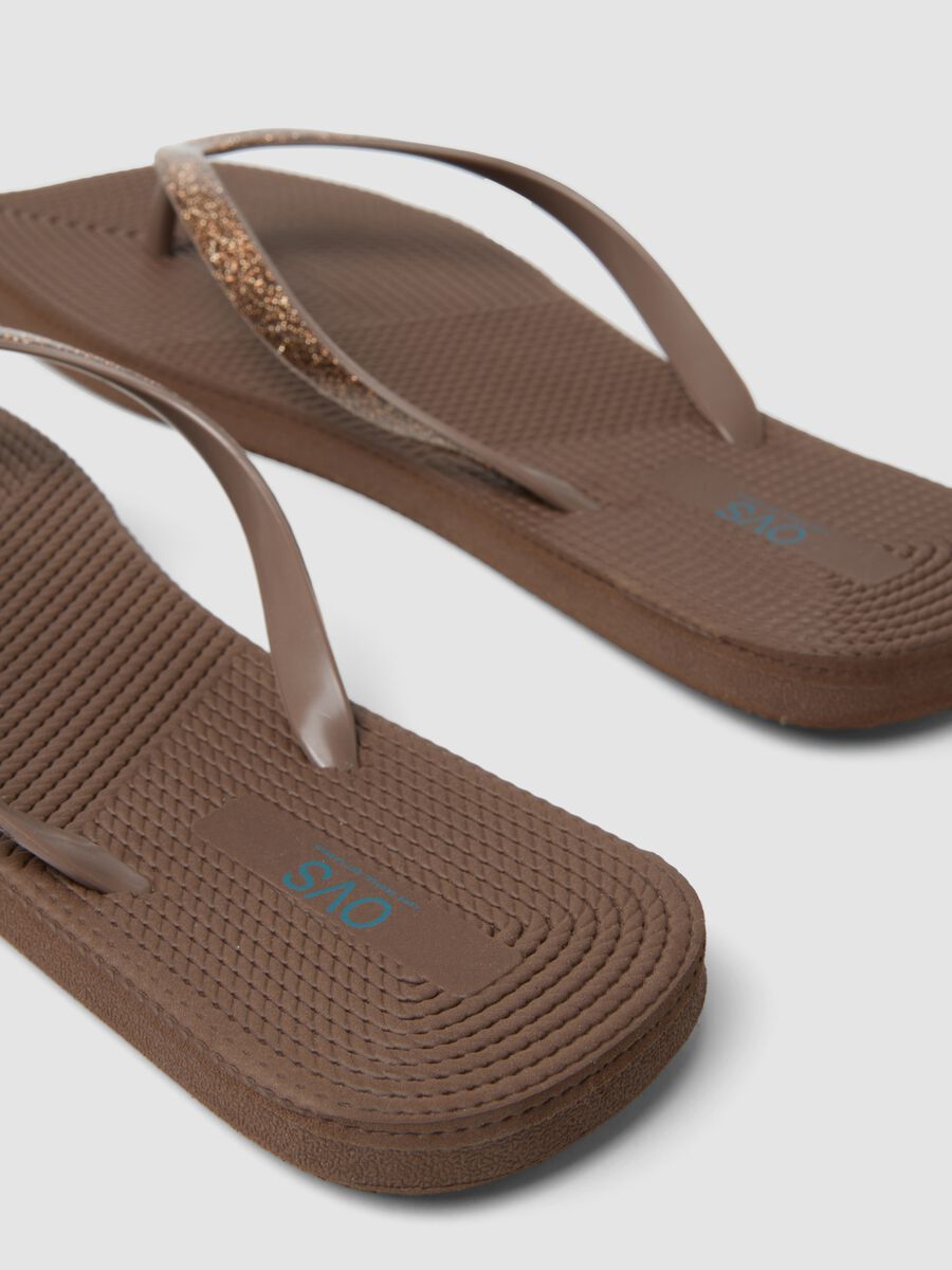 Brown flip-flops with glitter straps_2