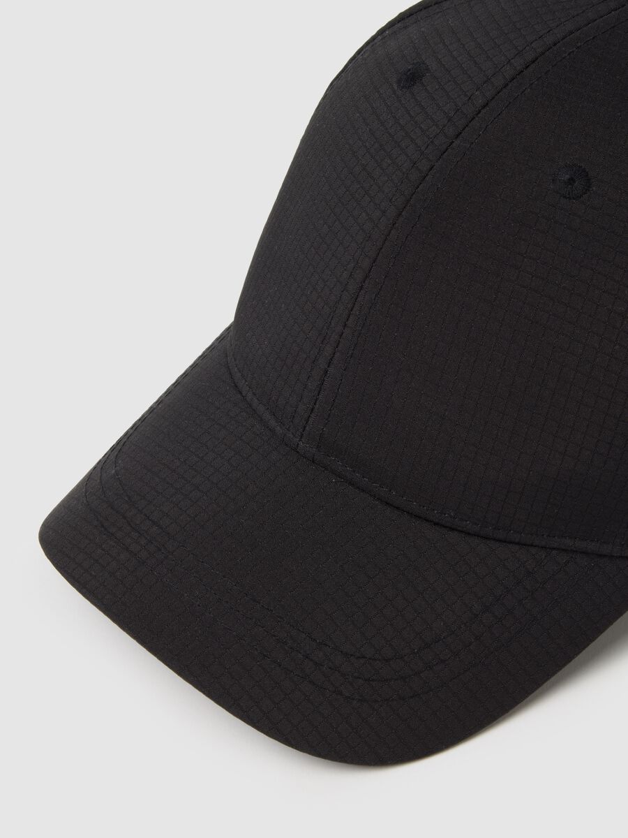 Black hat with comfortable fit_1