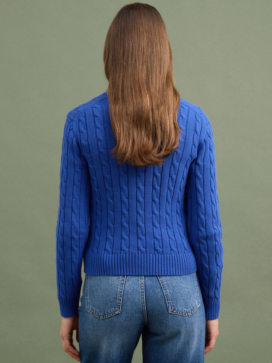 Maglia blu in puro cotone a trecce con scollo profondo a V_2