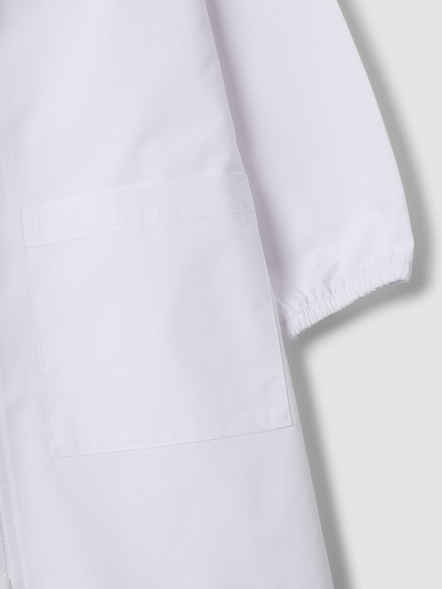 White nursery apron for boys with zip and Spidey embroidery_2