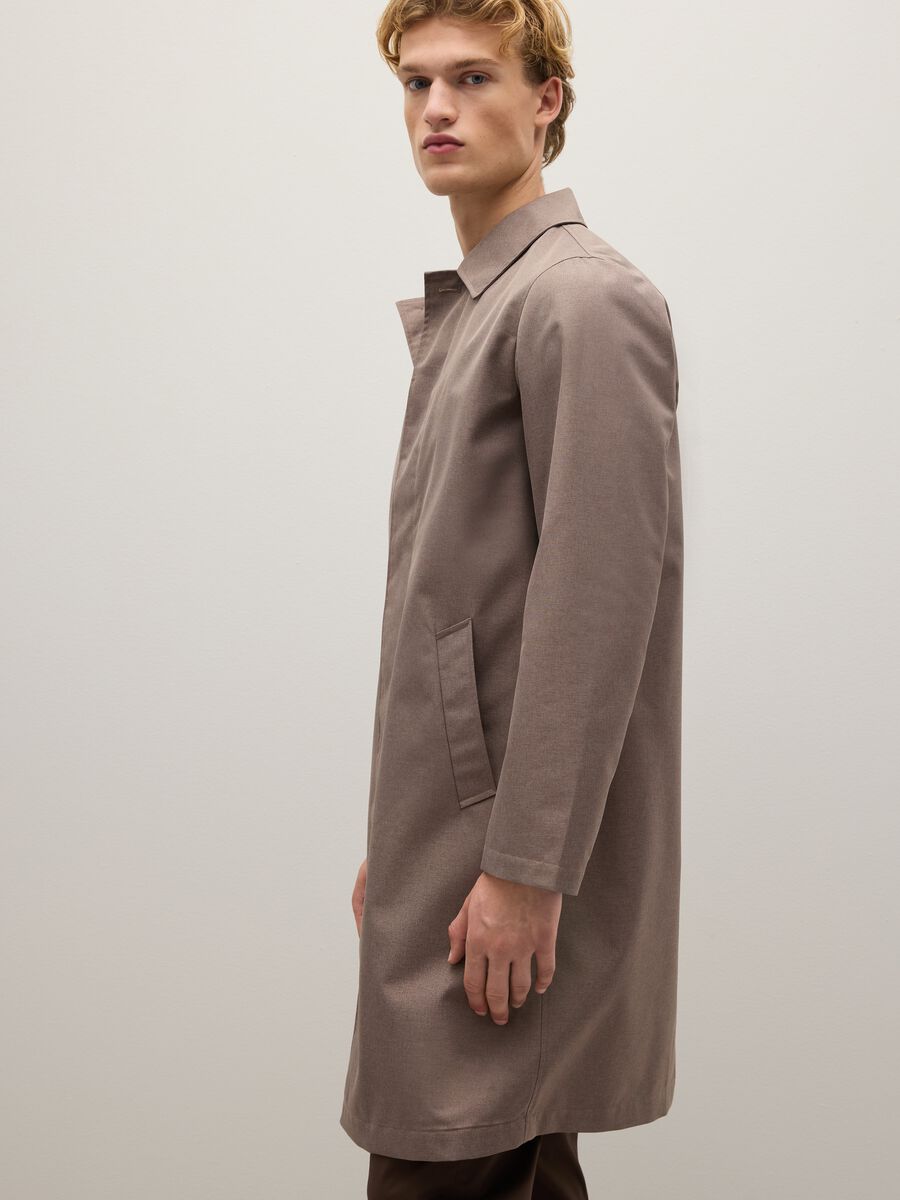 Trench marrone con tasche laterali e zip_1