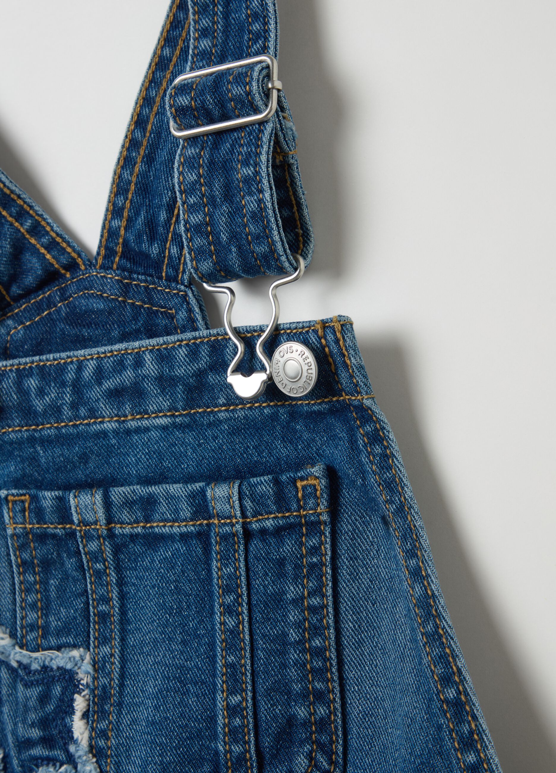 Salopette gonna in denim con patch stelle 