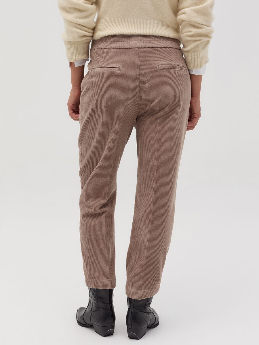 Carrot-fit trousers in corduroy with darts_2
