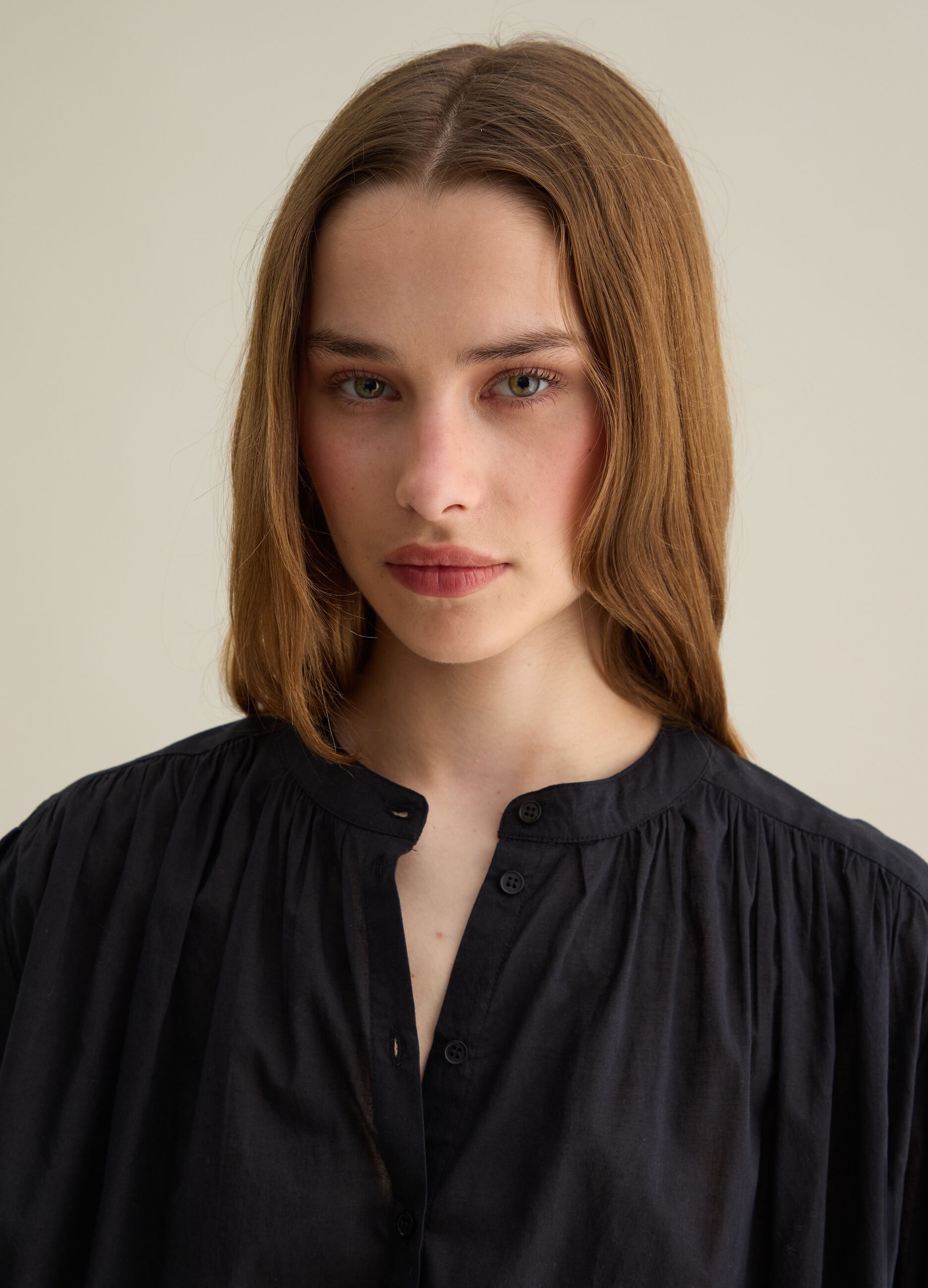 Women’s black shirt in 100% cotton with regular fit and bluff collar.