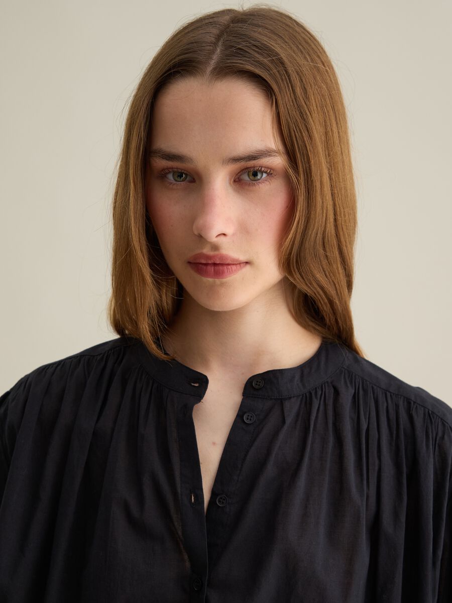 Women’s black shirt in 100% cotton with regular fit and bluff collar._2