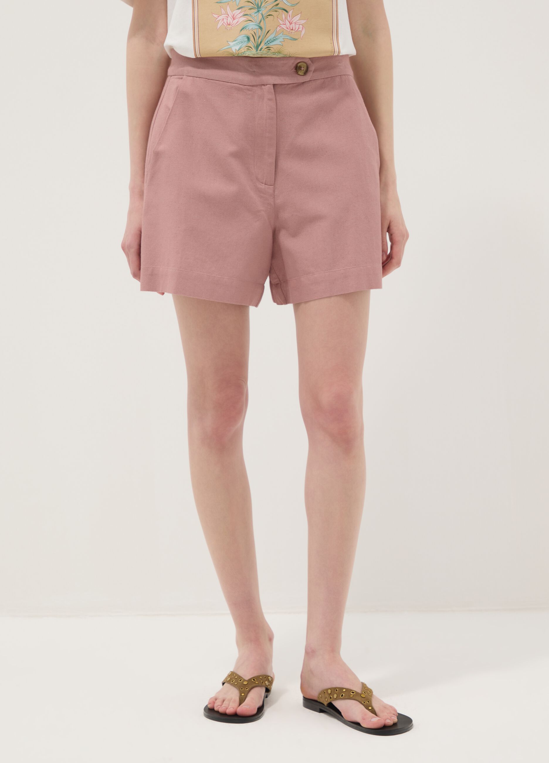 Pink shorts in a viscose, cotton and linen blend &ndash; regular fit