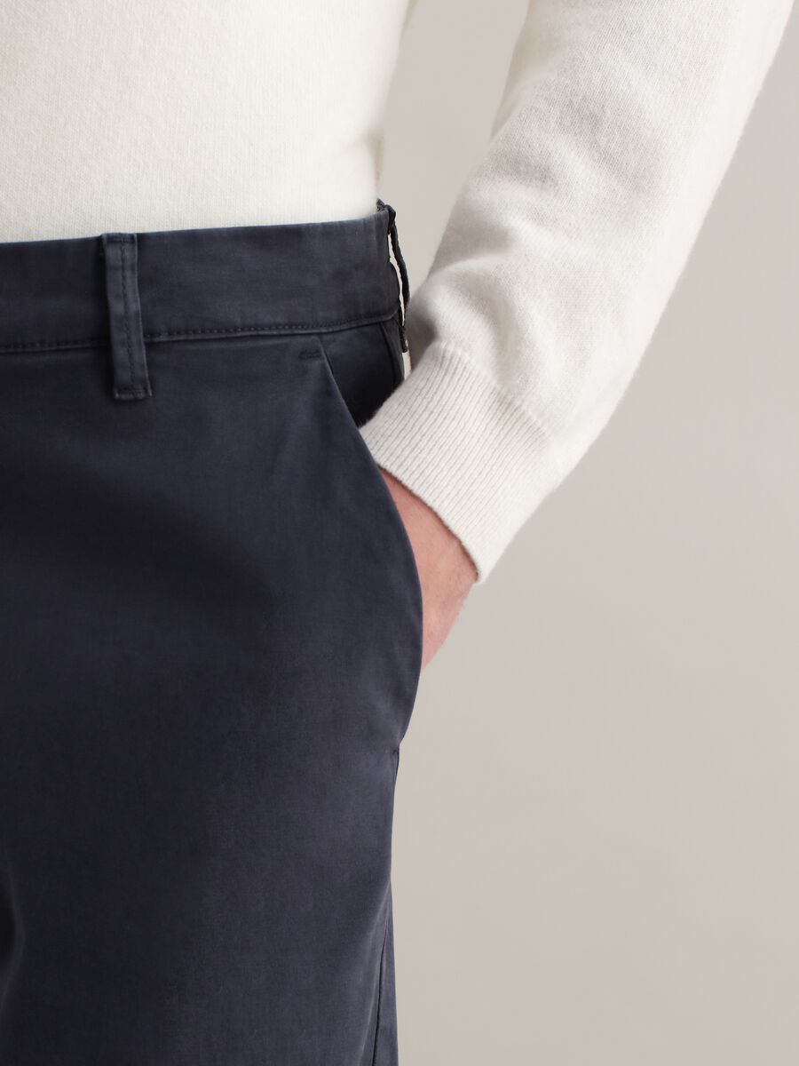 Pantalone chino in cotone stretch_2