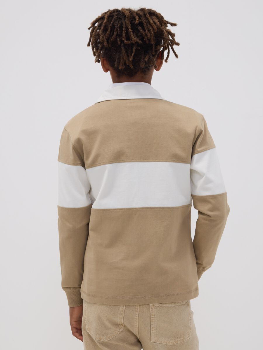Polo beige in puro cotone a righe con collo classico per ragazzo_2