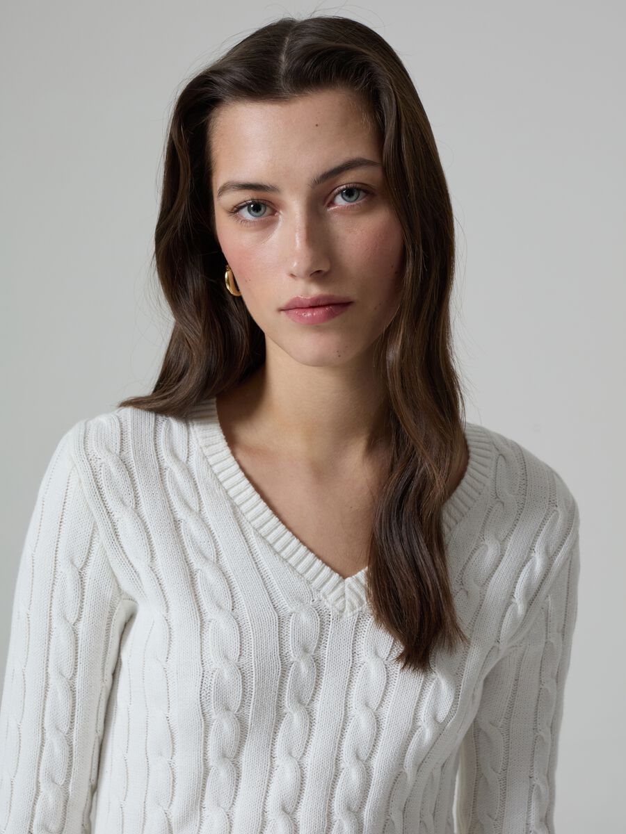 Pullover with cable design and V neck_1