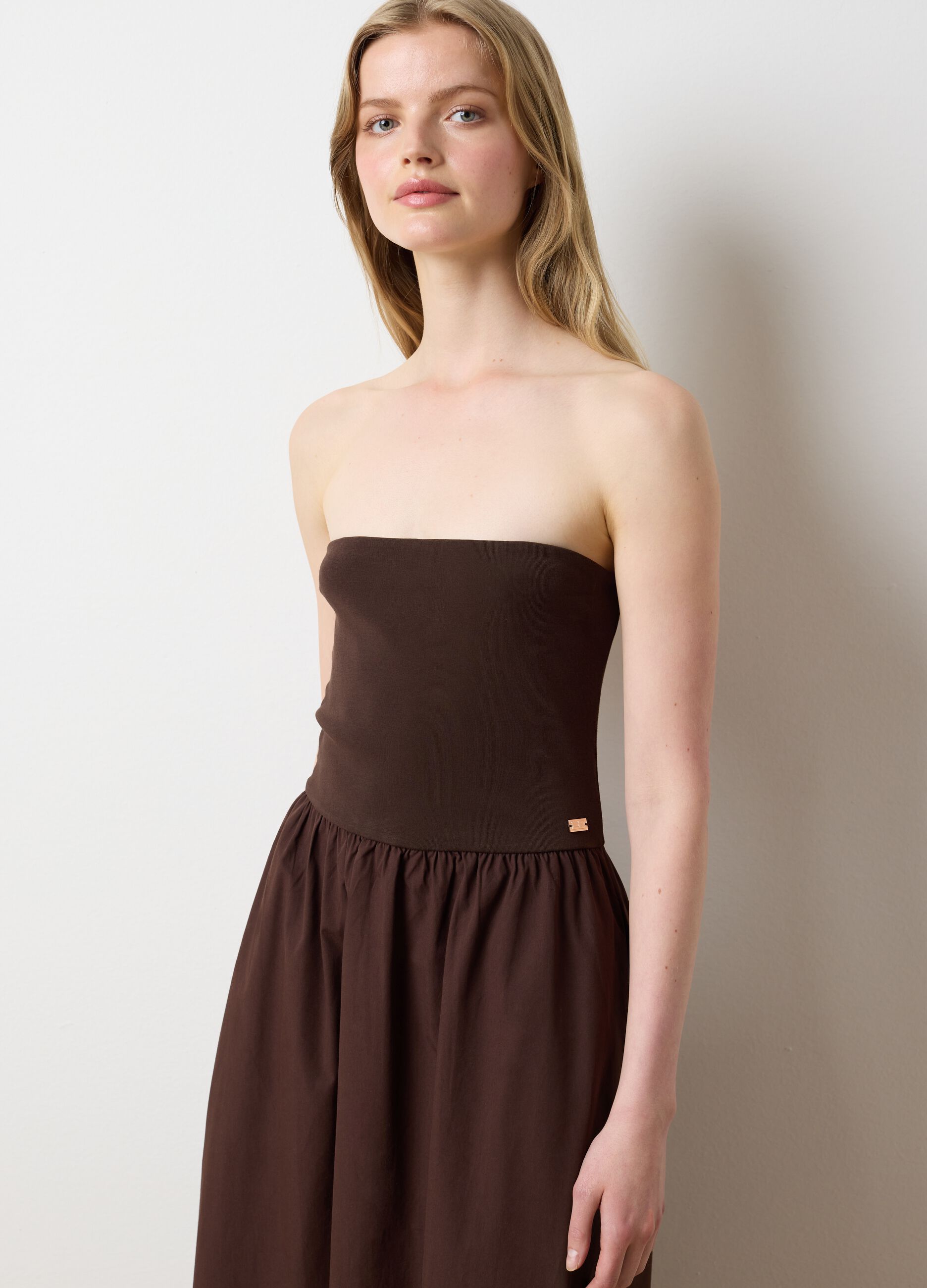 Vestito lungo con top a fascia marrone