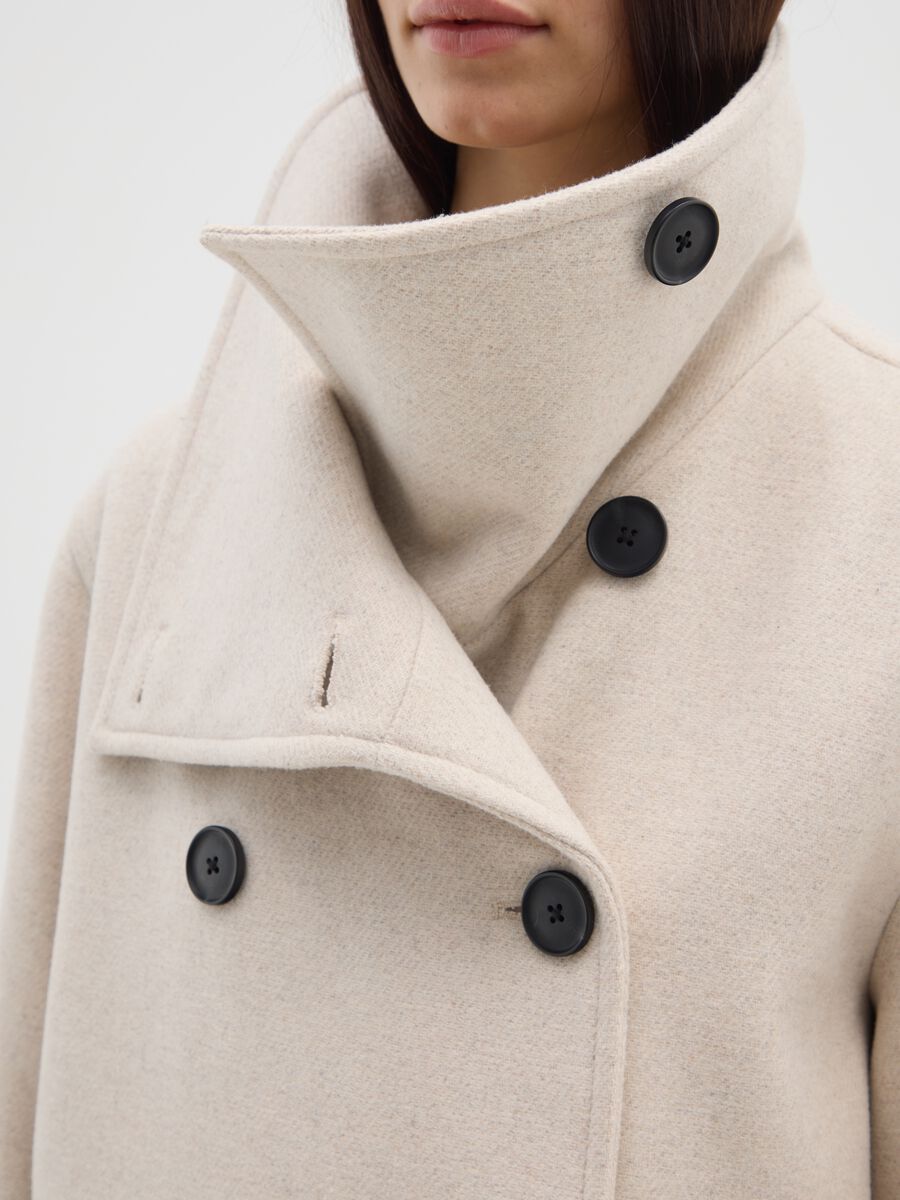 Cappotto beige a collo alto regular fit con doppi bottoni_3