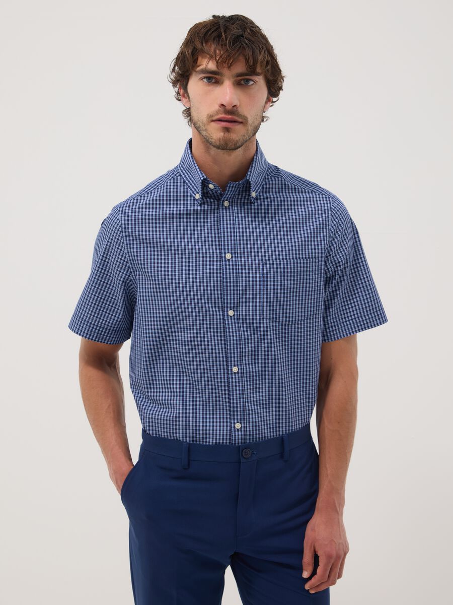 Camicia blu a quadri a maniche corte_0