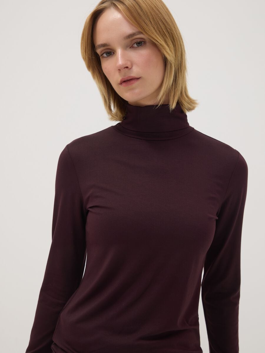 Maglia viola in viscosa elasticizzata con colletto rialzato regular fit_0