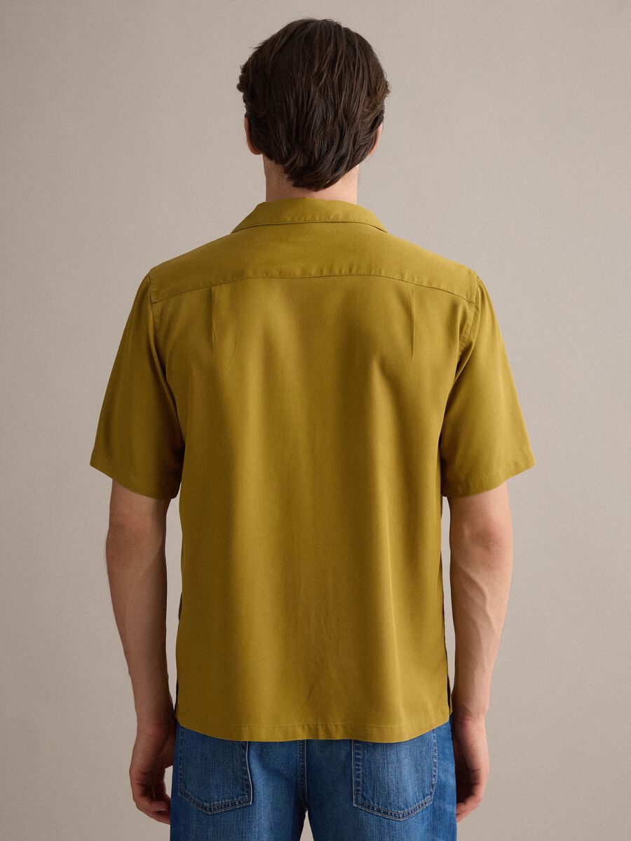 Camicia gialla in puro lyocell regular fit con collo bowling_3