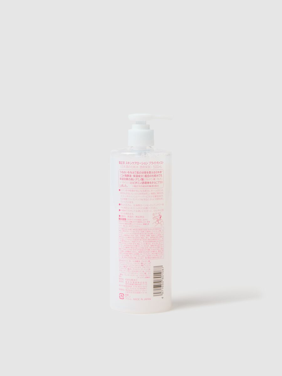 KIKU-MASAMUNE Sake Bright Moist Skin Care Lotion is a brightening, moisturising and balancing tonic, ideal for both face and body thanks to its generous format. Its lightweight texture is easily applied to the skin, leaving it fresh and hydrated._2
