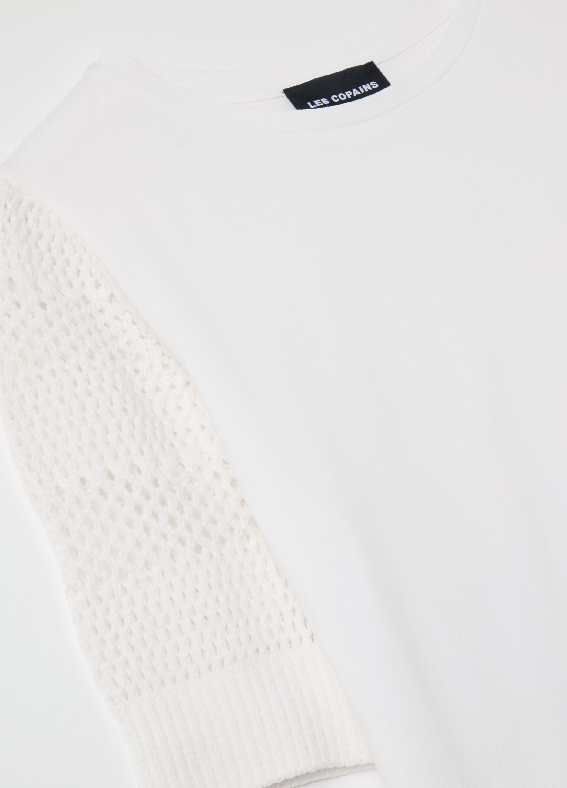 T-shirt with puff sleeves and crochet