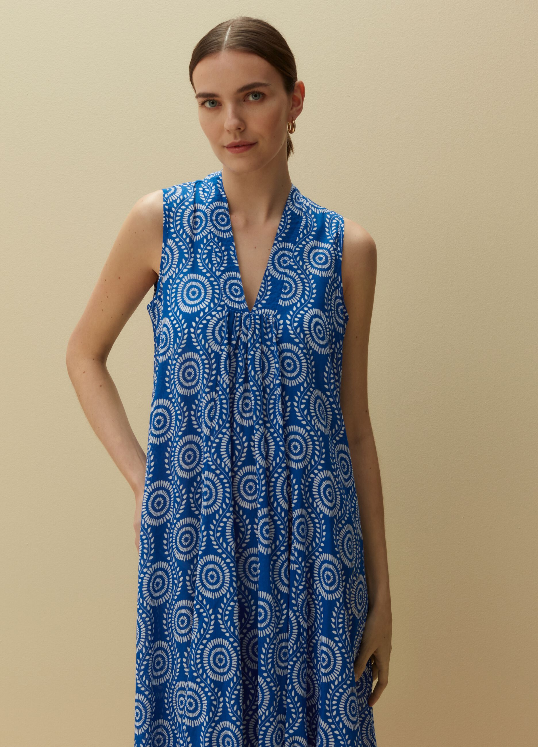 Sleeveless midi dress with all-over print