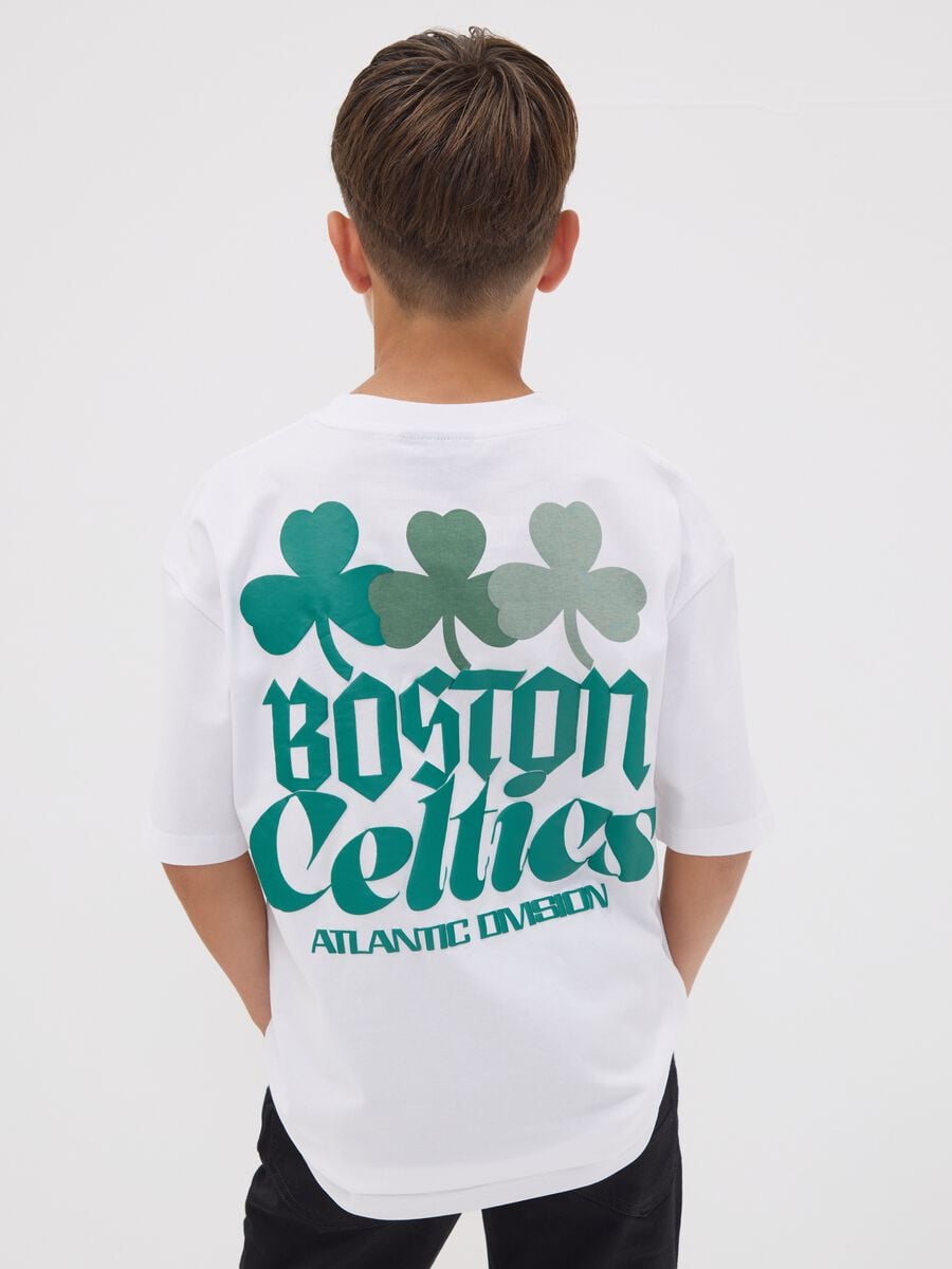 T-shirt bianca in puro cotone con stampa Celtics per ragazzo_1