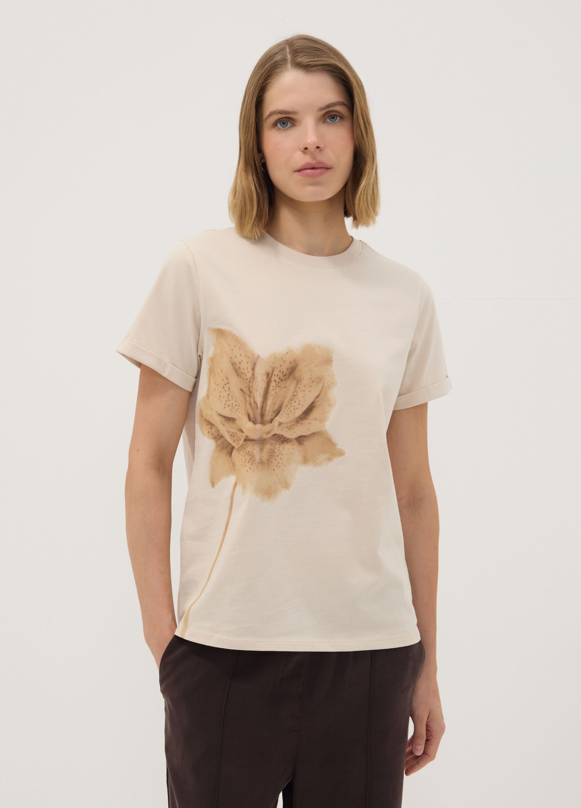 T-shirt beige in puro cotone con girocollo e stampa floreale regular fit