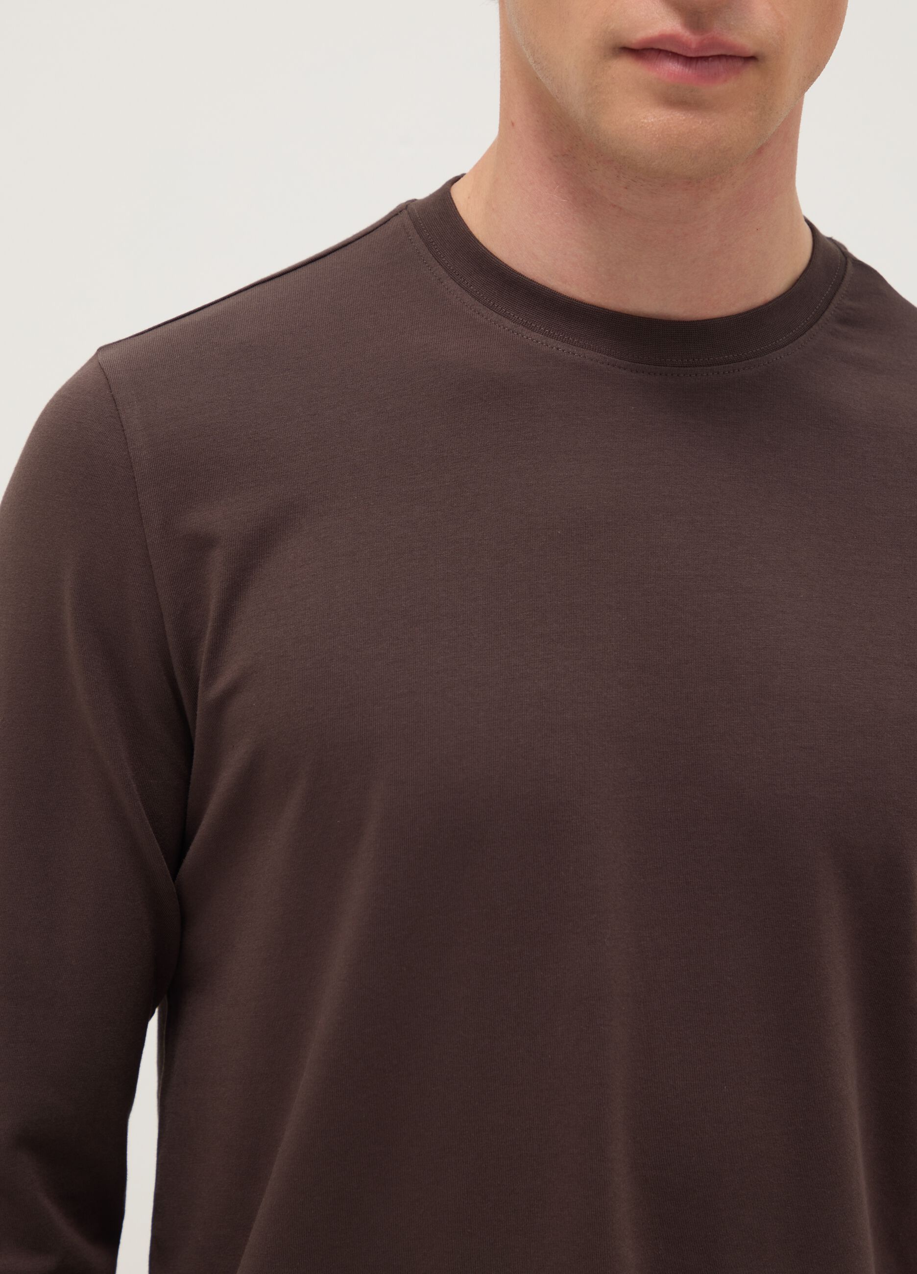 T-shirt marrone a maniche lunghe in cotone elasticizzato regular fit