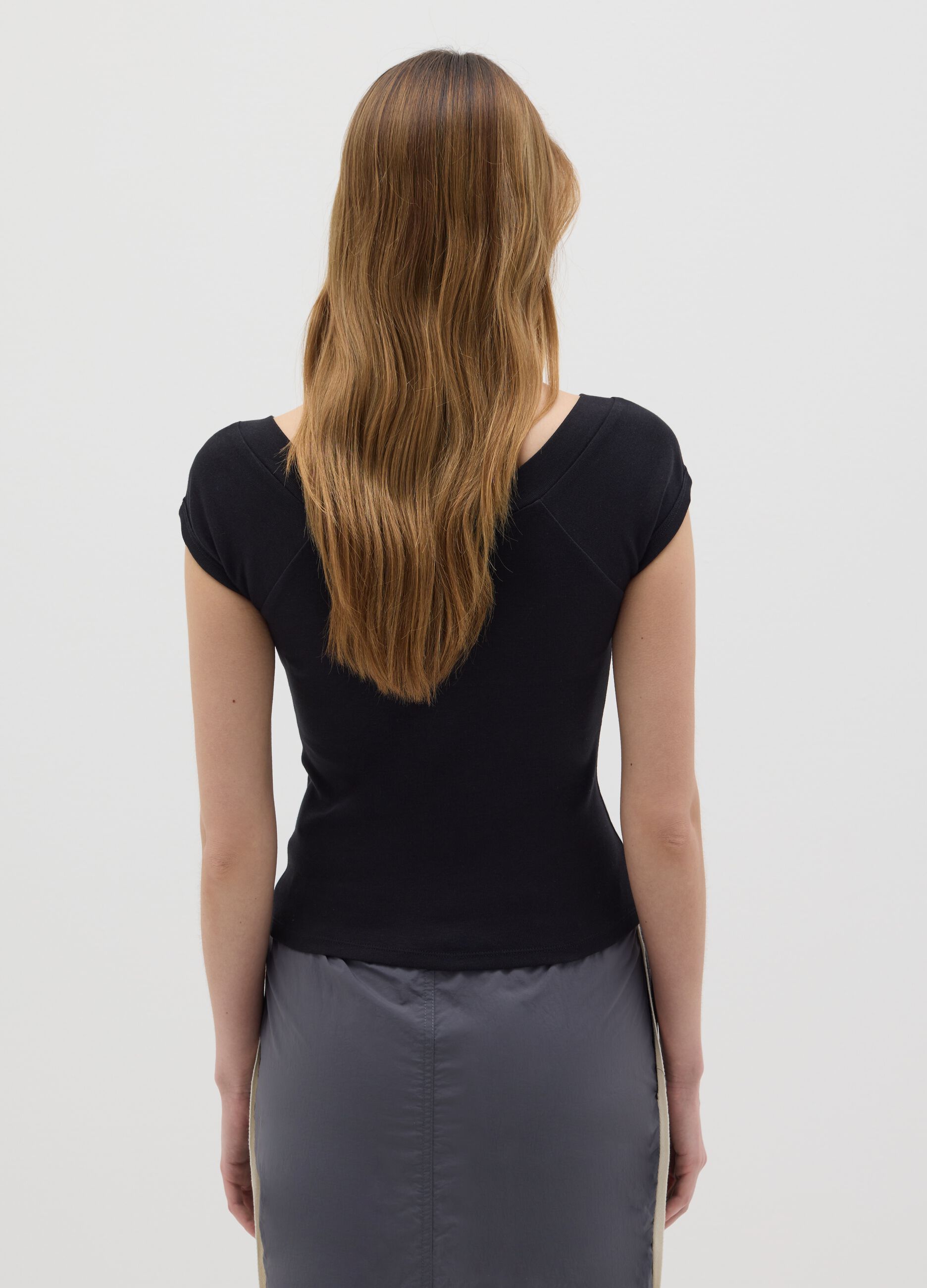 Women’s black fitted T-shirt in 100% cotton with V neck