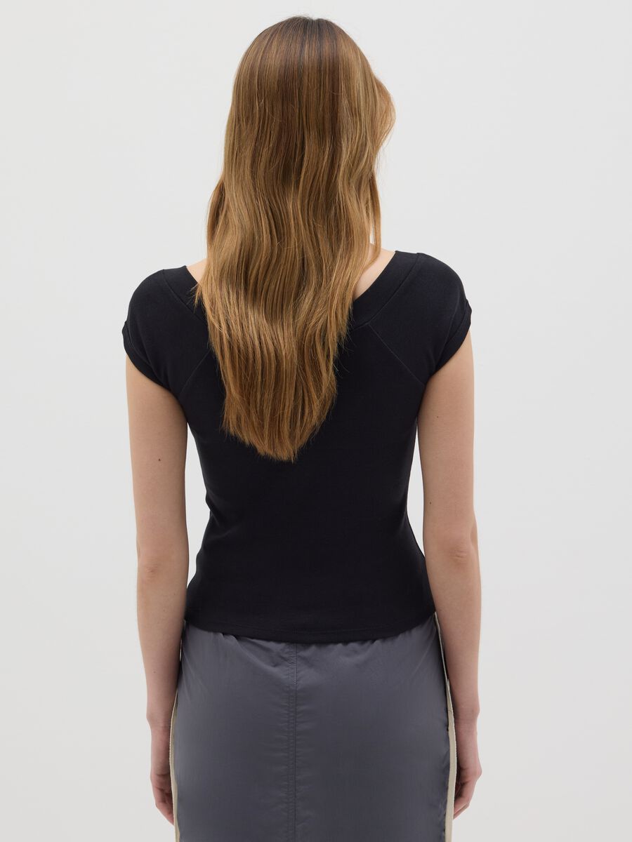 Women’s black fitted T-shirt in 100% cotton with V neck_2
