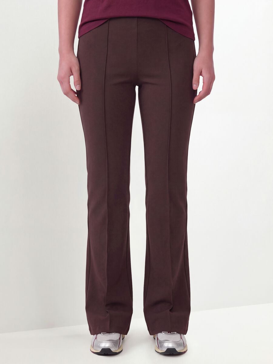 Pantaloni marroni flare fit in viscosa elasticizzata_1