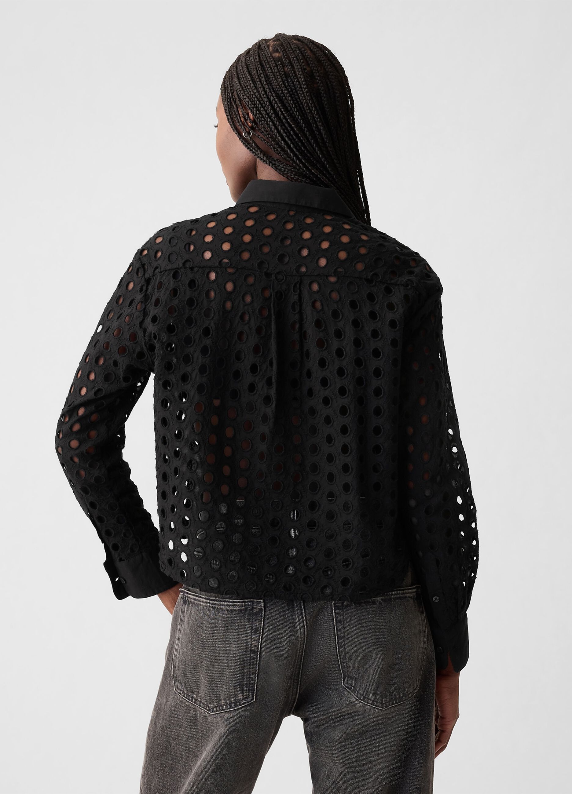Camicia cropped con dettagli traforati